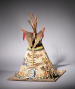 Maquette d’un tipi Blackfoot, Alberta (Canada), 1960-70 Bois, peau, rawhide, tissu, peinture, sable, fil 36,5 x 26 cm